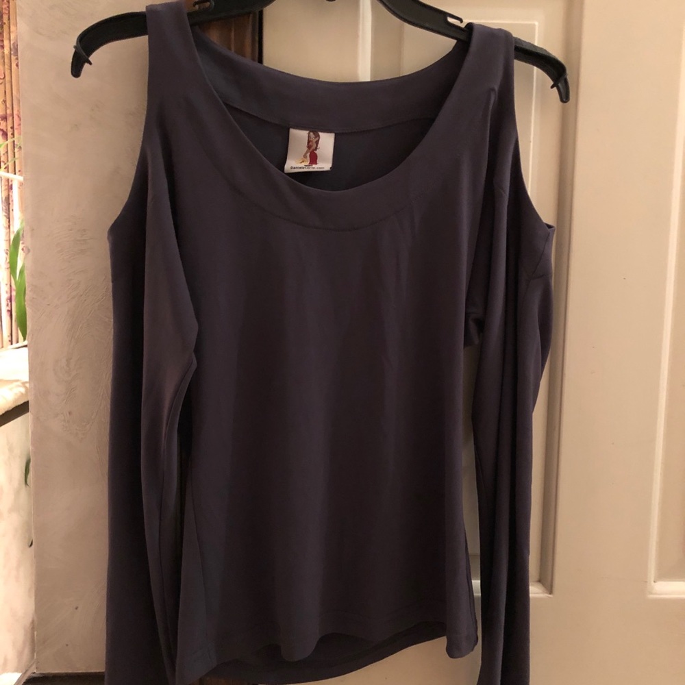 Designer cold shoulder top. Fits amazing
